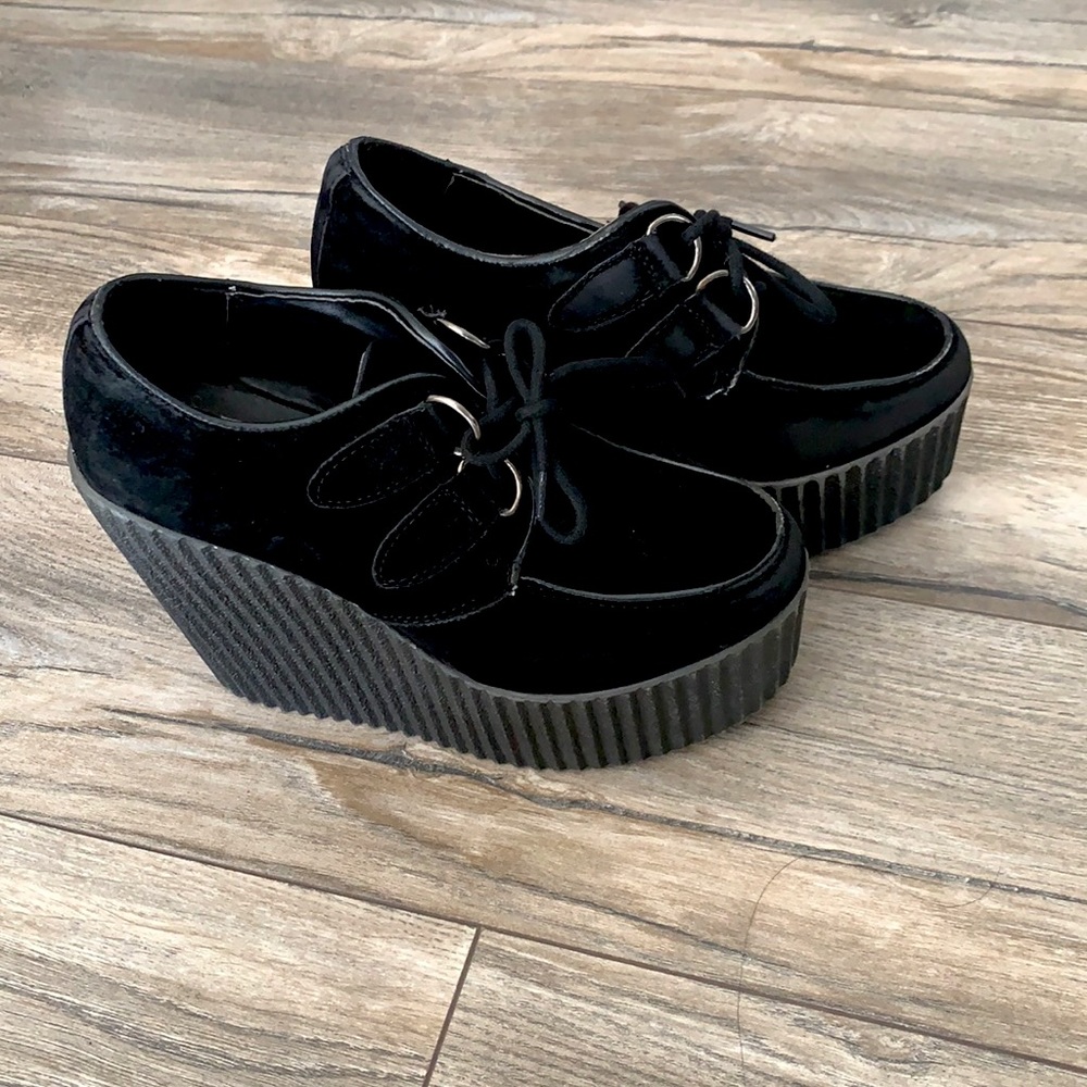 Black gothic creepers